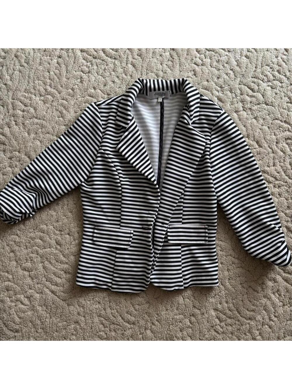 Black and white striped blazer with zipper #blazer #striped